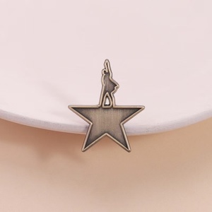 Bonito Pin Esmaltado con Logotipo de Estrella Dorada de Hamilton, Broche Metálico Retro Vintage de <span class=keywords><strong>Teatro</strong></span> Musical, Insignia para Solapa de Mochila, Joyería de Moda para Año Nuevo - Product Image 3