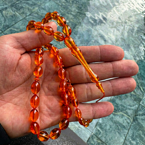 Collier chapelet islamique en résine rouge en forme de hibou, perles de prière anciennes polies faites à la main, figurine moulée pour la décoration intérieure - Product Image 1