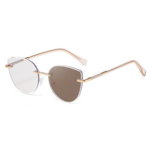 Lunettes de soleil photochromiques œil de chat KJL-95026 pour femmes, protection UV400, monture en plastique et métal, pare-soleil de classe 2, style extérieur - Product Image 1