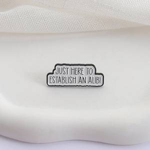 JUSTE ICI pour ÉTABLIR <span class=keywords><strong>un</strong></span> ALIBI Émail Pins Drôle Sarcasme Citations Broches Sac À Dos Revers Badge Accessoires Bijoux Ami Cadeaux - Product Image 4