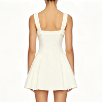 Robe mini blanche à col carré et nœud devant pour femme, bretelles larges, taille ajustée, jupe trapèze, détail nœud cœur, mode estivale pour soirée