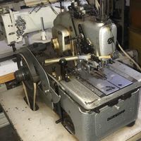 Machine à coudre industrielle Durkopp Adler 558 à œillet et à bouton-trou d'occasion