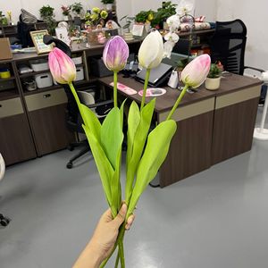 Tulipán Artificial de Alta Gama con Tallo Único de EVA Y080, Flor Artificial para Arreglos Florales Comerciales, Ideal para Fotografía - Product Image 3