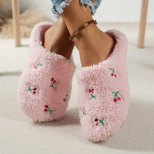 Pantoufles en peluche personnalisées 2024 à imprimé fraise, douces et chaudes pour l'intérieur, en fausse fourrure, idéales pour l'hiver et le printemps - Product Image 3
