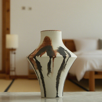 Vase en céramique moderne et créatif, dessiné à la main, à blocs de couleurs, ornement décoratif