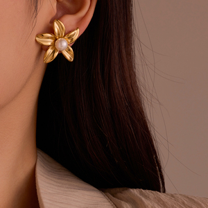 Pendientes de Moda para Mujer con Diseño Floral Chapado en Oro de 18K Estilo Coreano Vintage, Venta al por Mayor de Pendientes de Perlas para Uso Diario - Product Image 4