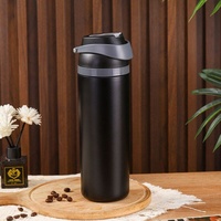 Bouteille d'eau isotherme en acier inoxydable de 710 ml avec couvercle rabattable anti-fuite, sangle de transport et double bouchon pour les sports de plein air