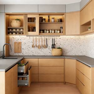 Gabinetes de Cocina Modernos de Estilo Europeo en Madera Clara, Diseño Personalizado en Madera Contrachapada, Herrajes Funcionales de Alta Gama y Almacenamiento Integrado - Product Image 1