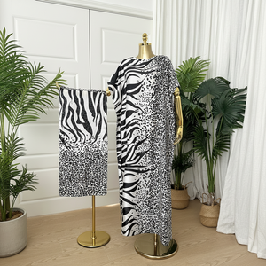 Robe longue ample élégante d'été à imprimé animalier, style abaya soyeuse, ensemble deux pièces avec foulard pour femme, idéal pour les vacances - Product Image 1