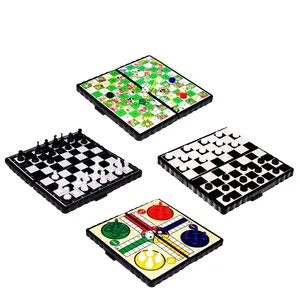 一套4种磁性旅行棋盘游戏，包括象棋和卢多蛇以及用于移动娱乐的梯子