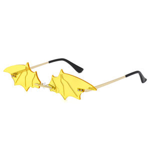 Gafas de sol Bat para mujer, montura dorada, lentes rojas, protección UV400, clase 2, gafas de sol a la moda para fiestas, estilo urbano - Product Image 4