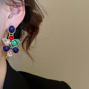 Parure de bijoux rétro pour femme : collier et boucles d'oreilles en résine et strass en forme de goutte d'eau avec aiguille argentée - Product Image 6