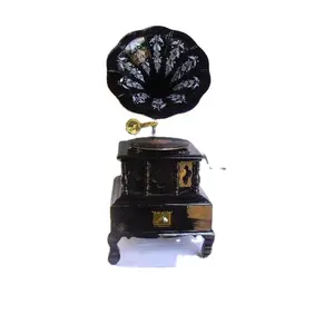 Gramofon dengan Dasar Kayu dan Tanduk Kuningan Dicat Hitam dan Putih Dekorasi Rumah Gramofon