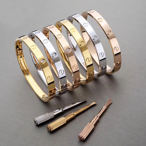 Bracciali alla Moda con Zirconi e Design a Vite in Acciaio Inossidabile 316L Placcato Oro 18K per Donne e Uomini - Product Image 1