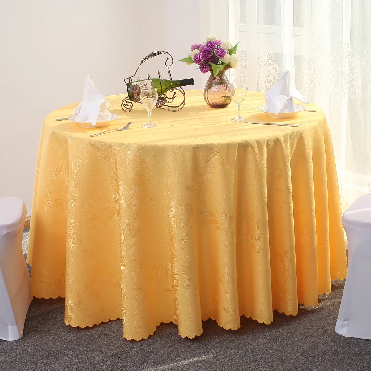 ホテルのテーブルの装飾のための黄色いジャカード織りの丸い結婚式のテーブルクロス布フェニックステールフラワーパターンポリエステルテーブルカバー