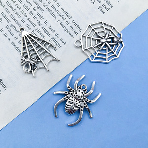 DIY Rétro Alliage de Zinc Halloween Pendentif Accessoires Araignée Chauve-Souris Squelette Main Collier Pendentif Pendentif - Product Image 5