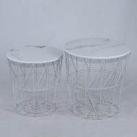 Ensemble de 3 tables basses rondes élégantes et modernes en fer noir, MDF et métal effet marbre
