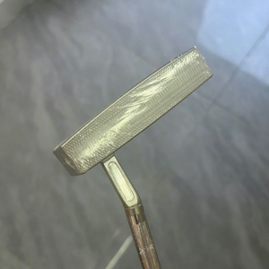 Nouveau <span class=keywords><strong>putter</strong></span> de golf mallet 2026 à <span class=keywords><strong>MOI</strong></span> élevé, en acier inoxydable fraisé CNC, avec poids réglable personnalisé, pour le golf social - Product Image 4