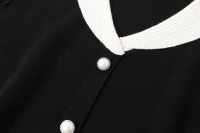 Haut en maille col V bicolore noir et blanc pour femme, avec manches en maille plissée transparente et boutons perlés, léger, pour le printemps et l'automne