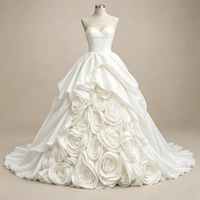 Gaun Pengantin Premium Sweetheart Tanpa Tali Model Ball Gown dengan Aplikasi Mawar 3D dari Kain Organza, Rok Mengembang, dan Ekor Chapel