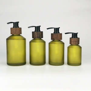 Bottiglia in Vetro Verde Oliva con Spalla Inclinata 15ml 30ml 60ml 100ml 120ml 200ml, Flacone Cosmetico con Pompa in Legno - Product Image 3