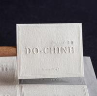 Autocollants adhésifs en papier à texture mate gaufré 3D avec impression couleur de logo de marque personnalisée avec étiquettes en papier de soie