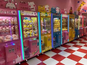 El popular centro de juegos arcade cuenta con una fila de máquinas de juego que funcionan con monedas, de un solo jugador y extremadamente populares, para jugar a juegos de pelota. - Product Image 5