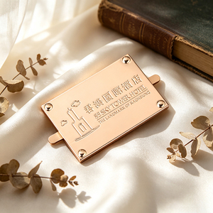 Étiquettes en métal gravées personnalisées en alliage, badges métalliques de haute qualité pour la décoration d'écharpes, de vêtements et d'habillement - Product Image 1