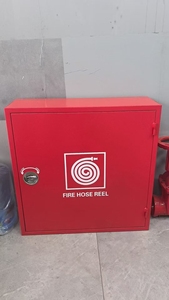 <span class=keywords><strong>Armoire</strong></span> à incendie en métal rouge à structure stable avec robinet et tuyau intégrés - Product Image 2