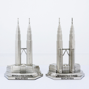 การทำแบบจำลองอาคารปิเตอร์นาส ทาวเวอร์ส แบบ 3 มิติ อัตราส่วน 1:2500 ของขวัญโลหะ แบบจำลองอาคารชื่อดัง 3 มิติ - Product Image 2