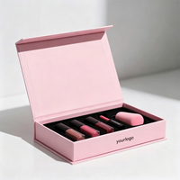 Boîte cadeau de luxe en carton magnétique recyclable avec insert en EVA, conçue sur mesure pour gloss à lèvres, rouge à lèvres, blush et autres cosmétiques.