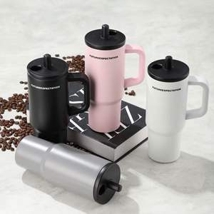 Gobelet de voyage isotherme à double paroi avec poignée, 720 ml, avec couvercle et paille, base antidérapante, idéal pour le bureau et les trajets quotidiens - Product Image 3