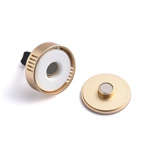 Difusor de Aromaterapia para Auto, con Clip para Rejilla de Ventilación, Diseño Circular de Lujo, con Adhesivo Epóxico y Imán Metálico Plateado - Product Image 4