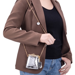 Logo personnalisé Nouveau mini sac en cuir véritable pour rouge à lèvres porte-monnaie écouteurs maquillage cosmétique <span class=keywords><strong>pochette</strong></span> de rangement avec chaîne pour les femmes - Product Image 3