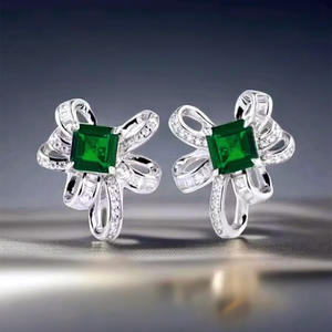 Boucles d'oreilles classiques à fleurs avec pierre précieuse verte taille princesse, en argent 925, fermoir en or blanc, pour femmes, à porter au quotidien - Product Image 4