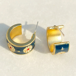 Orecchini a Cerchio a Forma di C con Margherita Blu per Donne, Accessori per Orecchie Semplici e Floreali per Uso Quotidiano - Product Image 2
