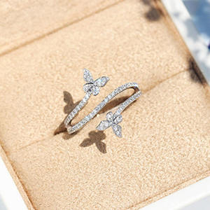 Anello Q058 in Oro Bianco con Diamante, Fede Nuziale Romantica da Donna, Taglio Brillante Rotondo, Colore D Naturale, Design a Farfalla - Product Image 2