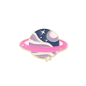 Broche de Metal Esmaltado Personalizado Colorido com Estrelas e Planetas Geométricos do Universo para Cachecol - Product Image 3