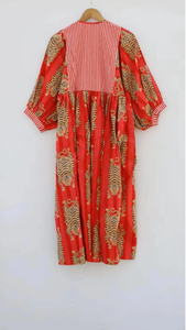 Robe longue en coton imprimée à la main à col profond et motifs floraux pour femme, légère, style bohème décontracté, idéale pour le printemps, l'été, les vacances et les loisirs. - Product Image 3