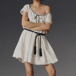 Robe d'été pour femme en gros, col carré à nouer devant, manches courtes, taille élastiquée, ourlet irrégulier, coupe classique - Product Image 1