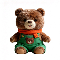 Peluche d'ours brun foncé pas cher, ours personnalisé avec pantalon à bretelles vertes, jouet en peluche moelleux avec écharpe, jouet en peluche animal
