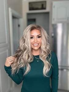 วิกผมสังเคราะห์คุณภาพสูงแบบพรีเมียม สีบลอนด์ประกายเทา  ขนาด 13x4 HD Lace  ไม่ต้องใช้กาว  ทนความร้อน  ลอนธรรมชาติ  ขายส่ง - Product Image 2