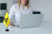 Mini bannières de bureau en plastique noir, avec logo personnalisé, pour décoration d'événements
