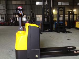 Transpaleta peatonal eléctrica con EPS, 2000kg, 4409lbs - Product Image 4