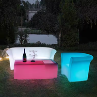 Sofá de salón de plástico iluminado con LED recargable para patio al aire libre