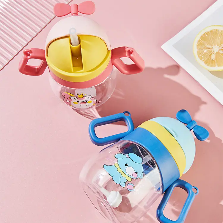 هدية مبتكرة ظريفة من Seaygift للأطفال زجاجة ماء من القش البلاستيكية لحليب الأطفال الرضع مع كرة الجاذبية و هكتار مزدوج