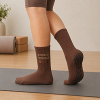 Chaussettes de Pilates pour femmes, chaussettes de yoga tricotées mi-mollet, antidérapantes, pour la danse en salle, le fitness, avec logo personnalisé