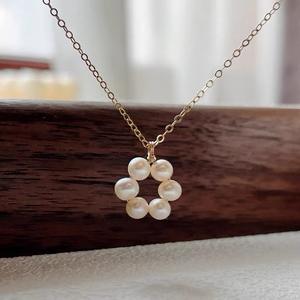 Collier de perles léger de luxe pour femmes avec chaîne de clavicule Superbe donuts Guirlandes de fleurs naturelles Nouveauté - Product Image 1