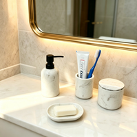 Ensemble d'accessoires de salle de bain en résine imitation marbre blanc moderne, 4 pièces : distributeur de savon liquide, porte-brosse à dents, pot et porte-savon
