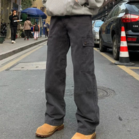 Pantalon cargo en jean gris foncé taille haute coupe droite ample pour homme, style décontracté multi-poches, idéal pour le quotidien